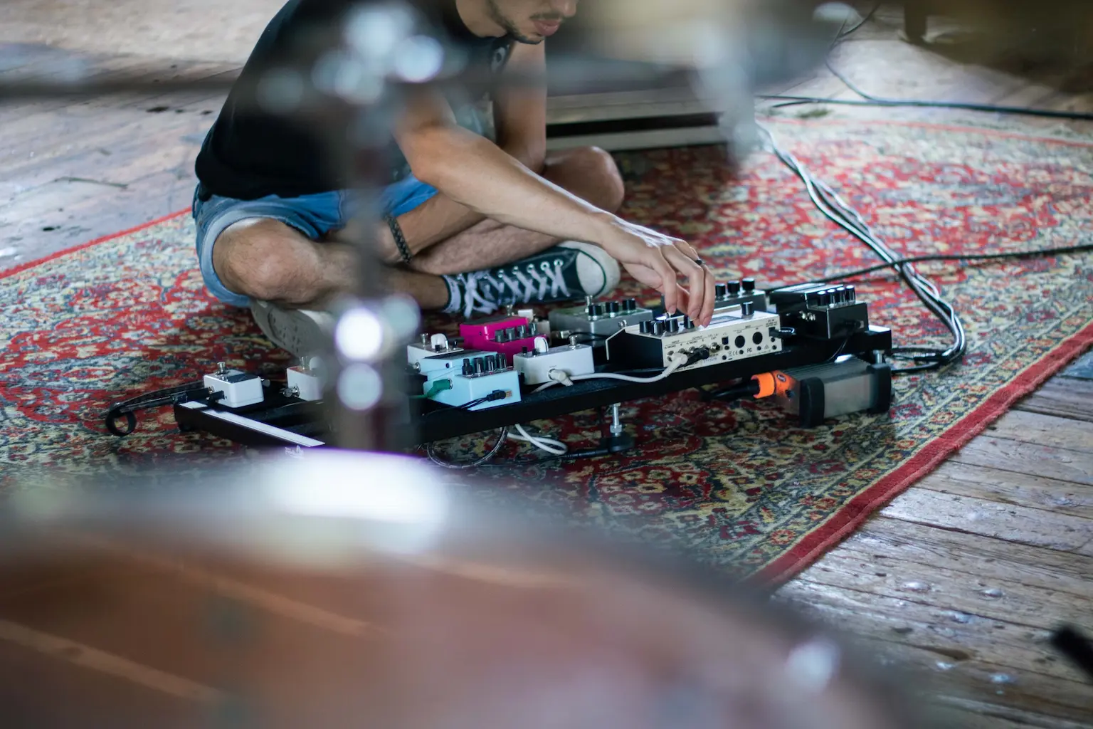 Réglages fins d'effets de guitare et de basse durant une session d'enregistrement avec EMHR Studio.