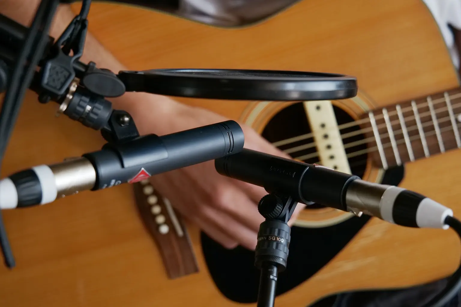 Prise de son de guitare acoustique pour Aisling de Sun Gazol, avec EMHR Studio. Couple XY avec des Neumann KM184.