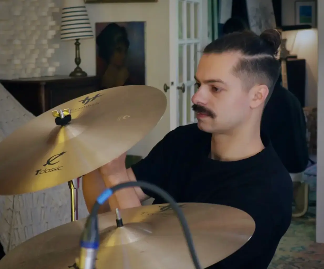 Atténuation d'une cymbale de batterie lors d'une session d'enregistrement avec EMHR Studio. Eliot Remblier à la manœuvre.