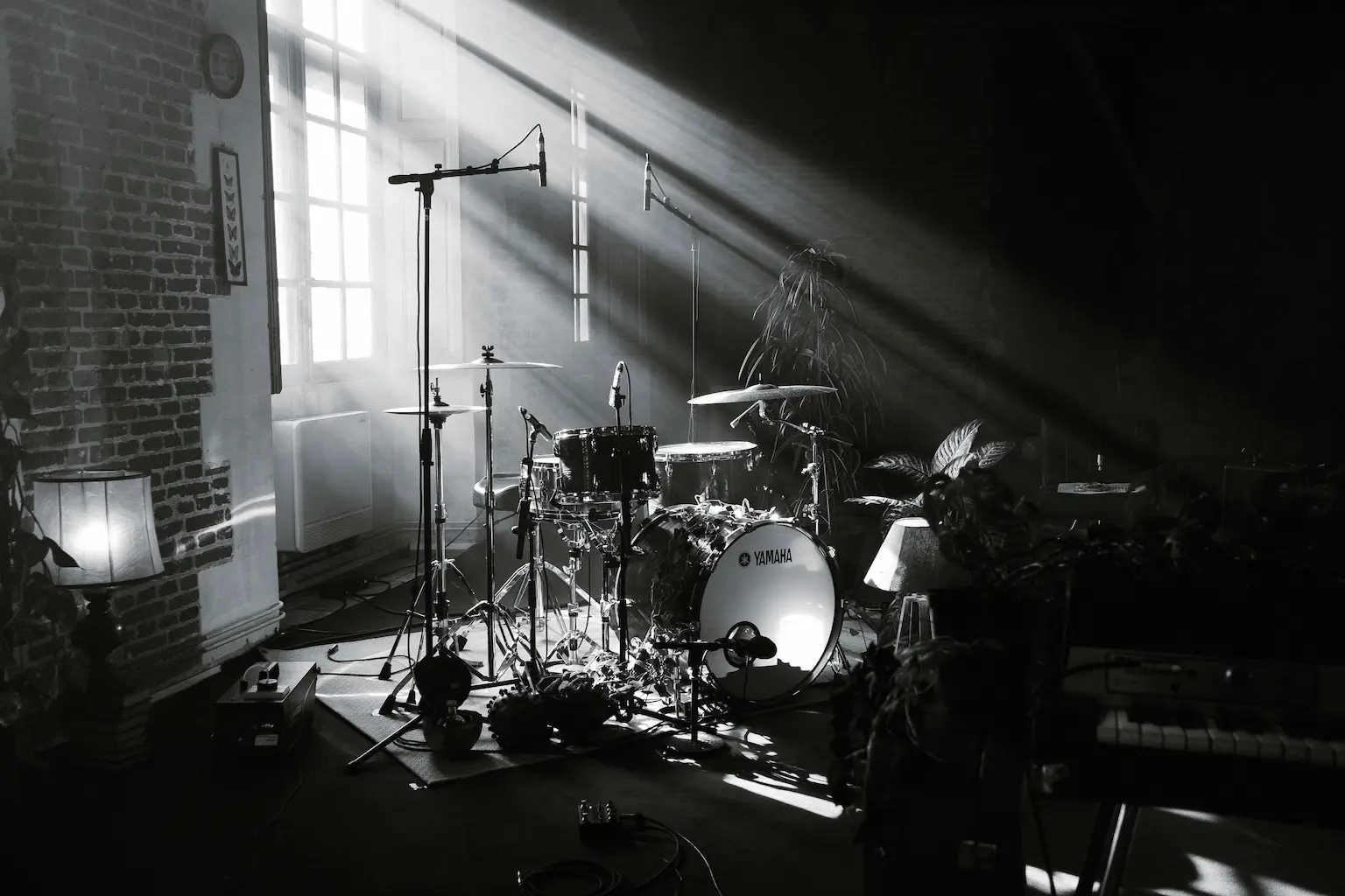 Tournage d'une live session en condition studio décoré et éclairé dans le style du projet. EMHR Studio.