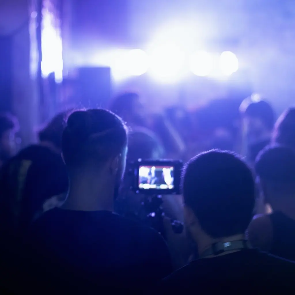 Captation vidéo live d'un groupe en concert sur scène, avec EMHR Studio.
