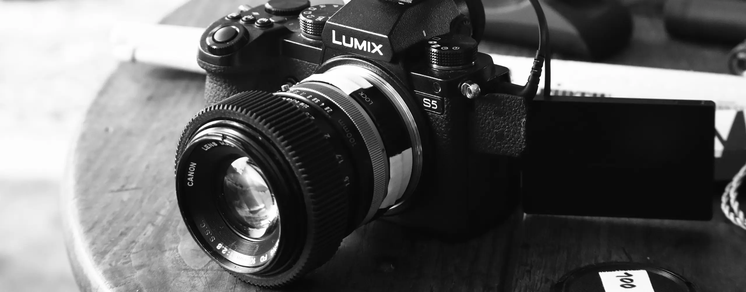 Page "Équipement" : découvrir le matériel de EMHR Studio. Lumix S5 avec un objectif Canon FD.