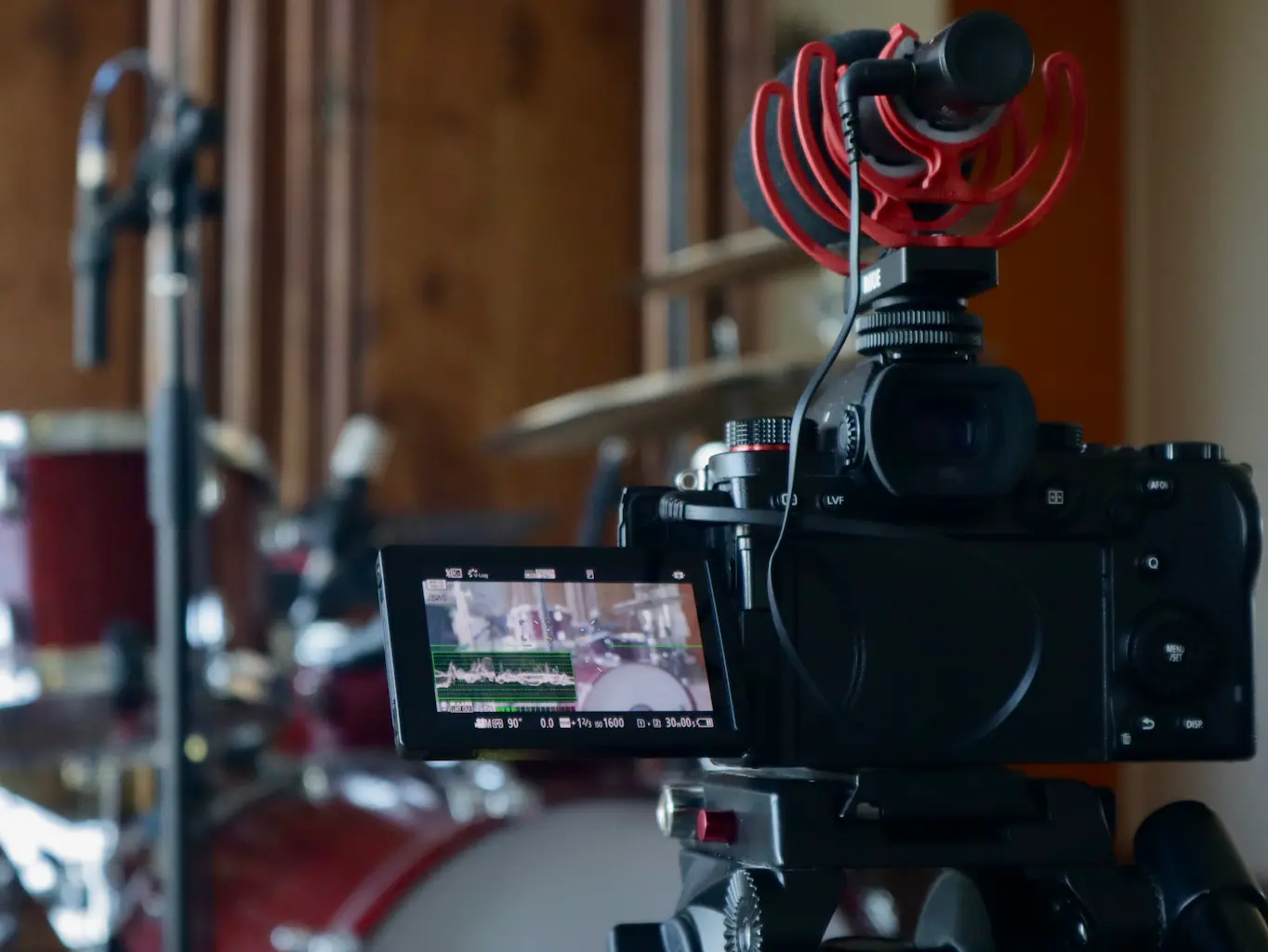 Tournage d'une live session en condition studio, la caméra filme la batterie. EMHR Studio.