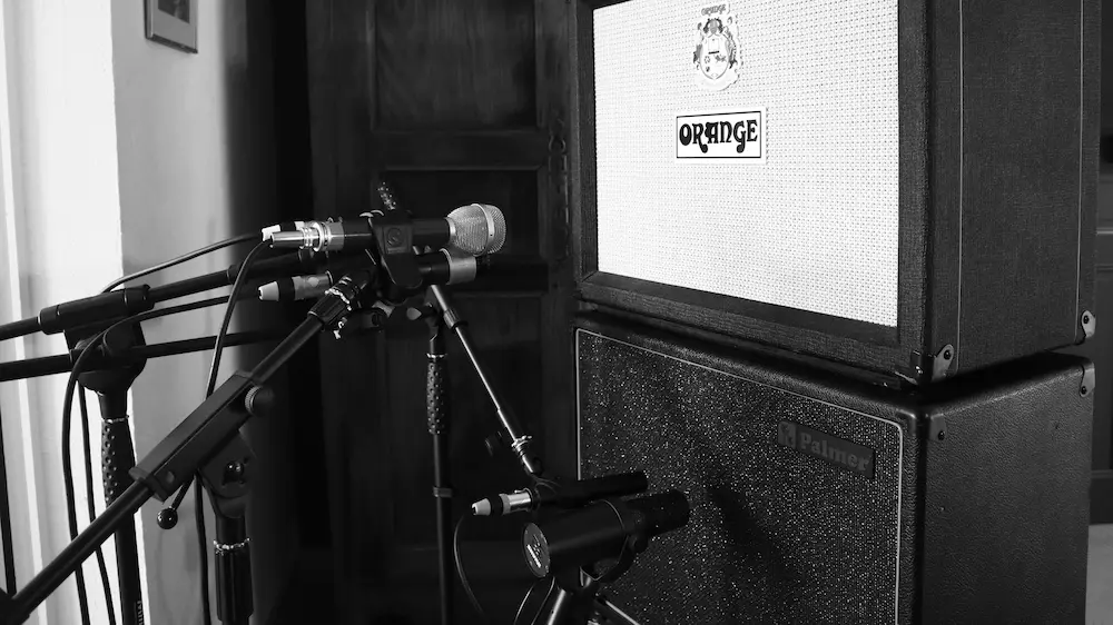 Ampli guitare Orange, avec des micros devant, en contexte de réamping chez EMHR Studio.