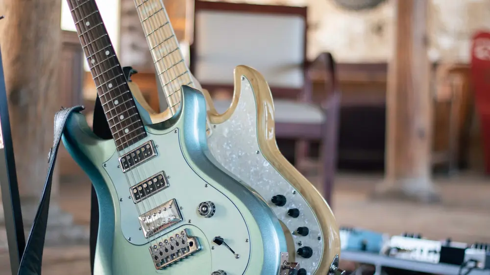 Guitare et basse électriques à EMHR Studio. Prise de son, interprétation, réamping.