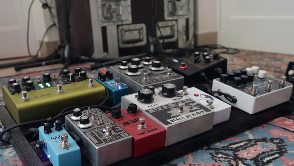 Pedalboard de guitare électrique, en contexte de prise de son avec EMHR Studio