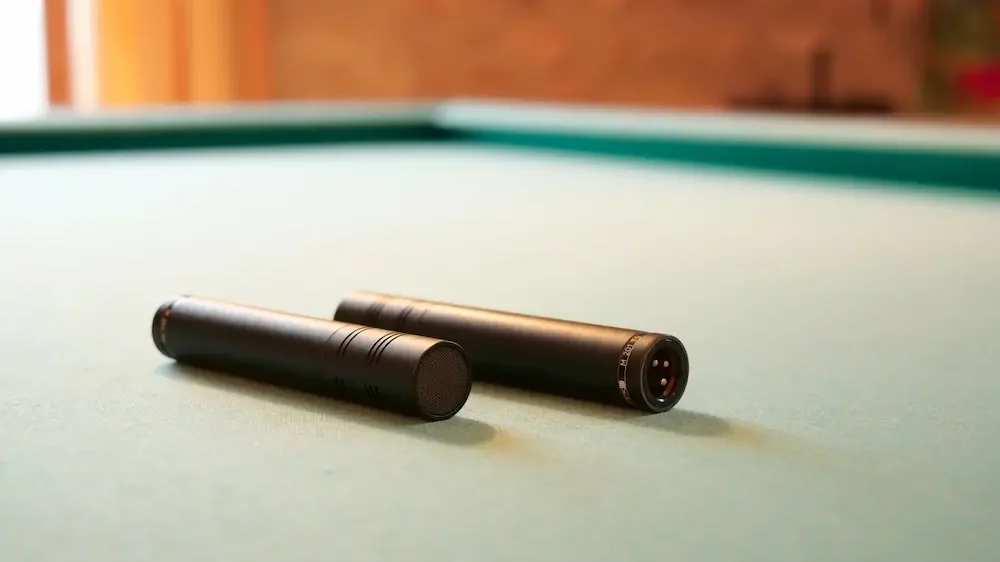 Paire de Beyerdynamic M 201 TG posée sur un billard. EMHR Studio.